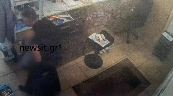 Γυναικοκτονία στην Καβάλα: Εικόνες σοκ από τη στιγμή που ο συζυγοκτόνος μεταφέρει το άψυχο κορμί της 43χρονης-(VIDEO)