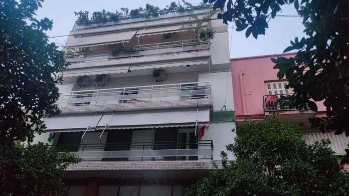 Δολοφονία στο Κουκάκι: «Σκότωσα τη μητέρα σου!», είπε στον γιο του ο 55χρονος που μαχαίρωσε τη σύζυγό του