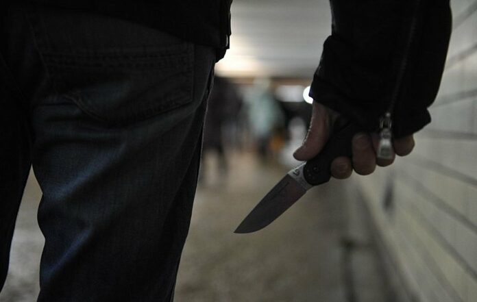 Τρόμος στη Νέα Σμύρνη: Λήστεψαν μαθητές στη μέση του δρόμου με την απειλή σουγιά