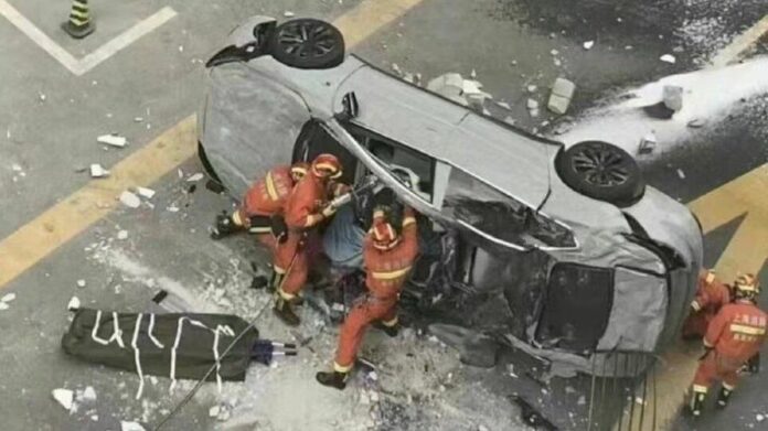 Σανγκάη: Κινεζικό ηλεκτρικό αυτοκίνητο έπεσε από τον τρίτο όροφο στη διάρκεια δοκιμών – Δύο νεκροί