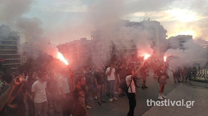 “Έξω η αστυνομία από το ΑΠΘ”: Με πυρσούς η πορεία στο κέντρο της Θεσσαλονίκης κατά της πανεπιστημιακής αστυνομίας (video)