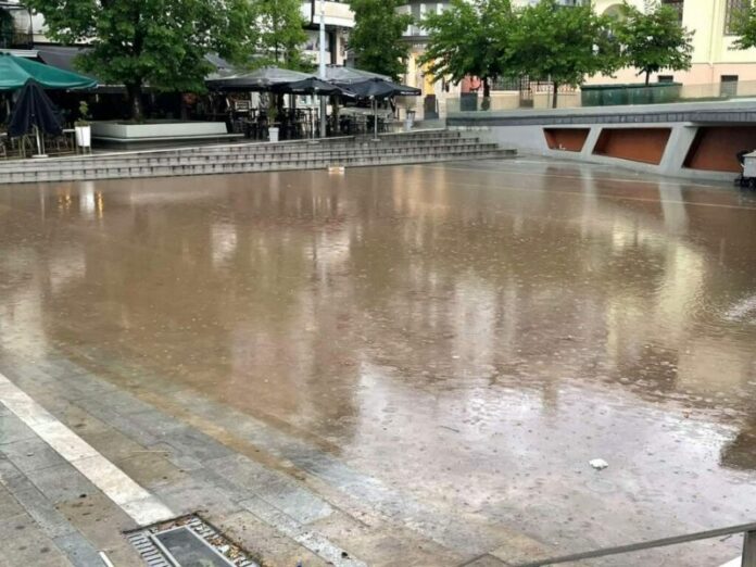 «Τρελάθηκε» ο καιρός στην Κοζάνη: – Πλημμύρισαν οι δρόμοι – Δείτε βίντεο και φωτογραφίες