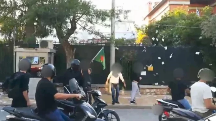 Ο Ρουβίκωνας πέταξε τρικάκια και φώναξε συνθήματα υπέρ των Κούρδων έξω από το τουρκικό προξενείο στο Ψυχικό