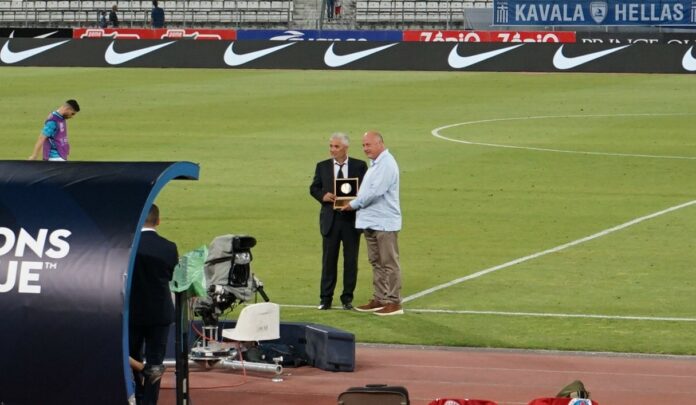 Ζαραλίκος: Βράβευσαν το Μπέο για την προσφορά του στο Ελληνικό ποδόσφαιρο! – (VIDEO)