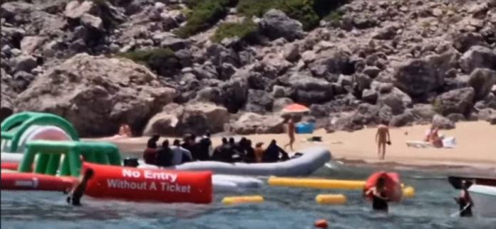 Ρόδος: Απόβαση λαθρομεταναστών την ώρα που οι Έλληνες έκαναν… πάρτι! – (VIDEO)