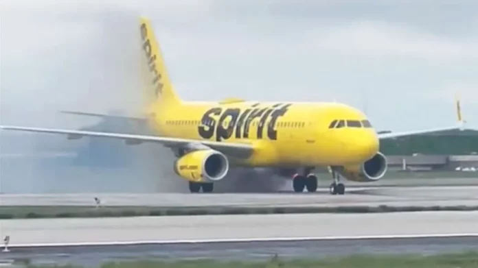 Σοκαριστική εμπειρία για τους επιβάτες της Spirit Airlines: Αεροπλάνο τυλίχθηκε στις φλόγες (VIDEO)