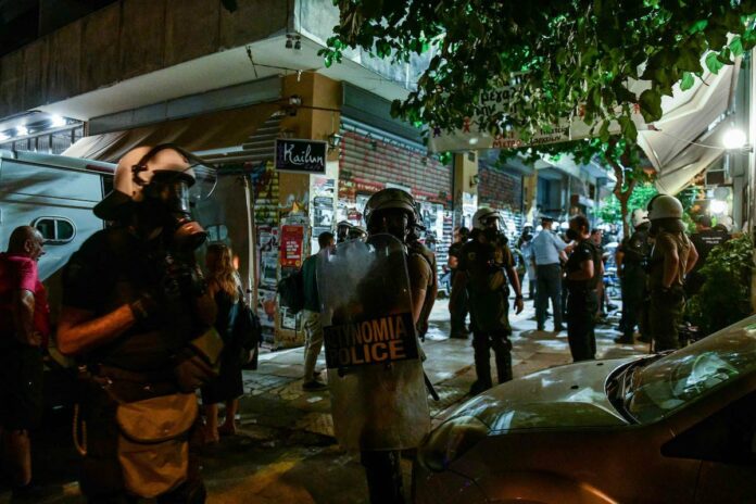 Εξάρχεια: 56 προσαγωγές ύστερα από συγκρούσεις αστυνομικών με διαδηλωτές – (VIDEO)