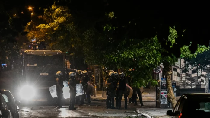 Επεισόδια και χημικά στα Εξάρχεια – Τουλάχιστον δέκα προσαγωγές