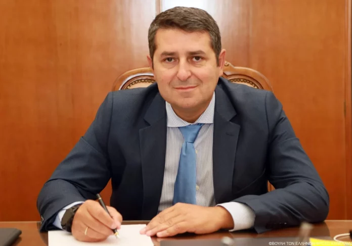 Ο Γ.Γ της Βουλής Γιώργος Μυλωνάκης, καρφώνει το μέγαρο Μαξίμου για τις υποκλοπές! – (VIDEO)