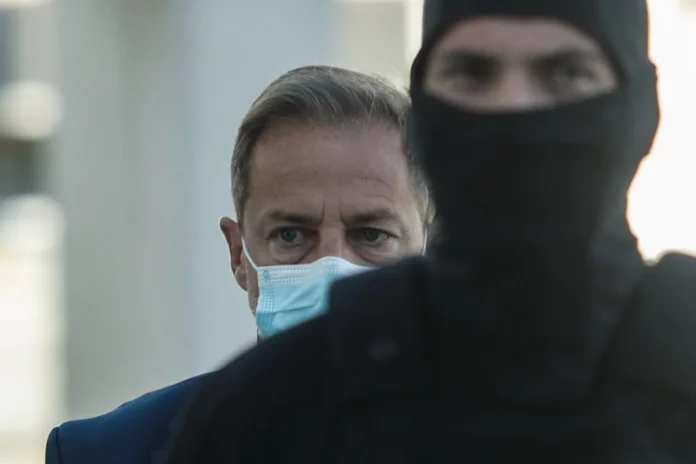 Η δικαιοσύνη βλέπει με το …δεξί!