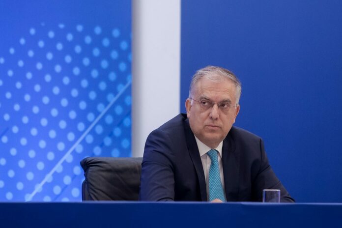 Κύρτσος κατά Θεοδωρικάκου: Δε… βρίσκει χρόνο για να ενημερώσει τη χήρα του Καραϊβάζ