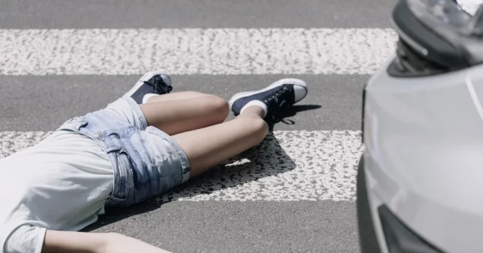 Βόλος: Ξάπλωναν στον δρόμο για ένα βίντεο στο Tik Tok – «Κάναμε απερισκεψία» είπαν στο δικαστήριο