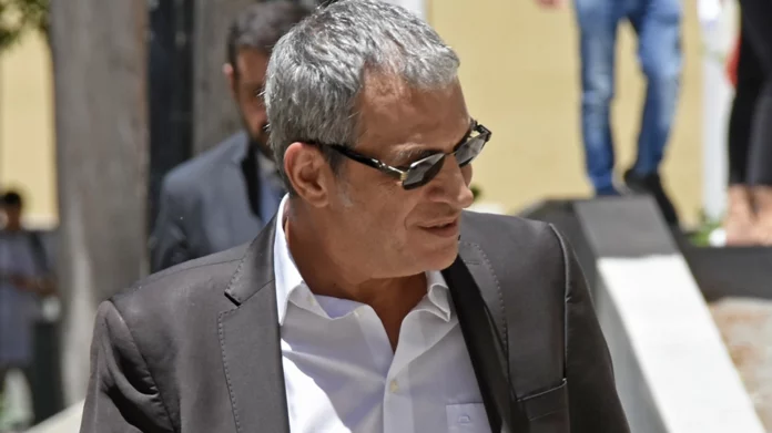 Θέμης Αδαμαντίδης: Στο εδώλιο σήμερα ξανά – Δικάζεται για τον ξυλοδαρμό της συντρόφου του