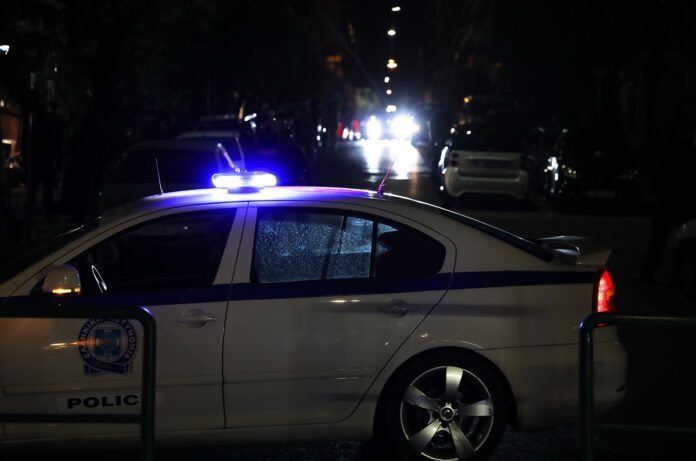 Θεσσαλονίκη: Τσιγγάνοι επιτέθηκαν σε αστυνομικούς στη Μενεμένη – Έσπασαν περιπολικό (φωτο)