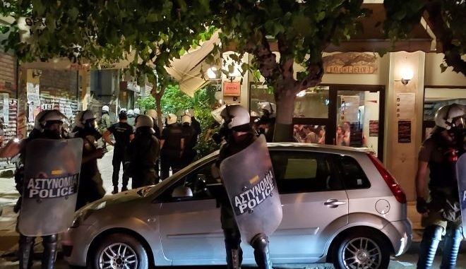 Εξάρχεια: Επίθεση της αστυνομίας σε πορεία κατά των βιασμών – Προσαγωγές μέσα από κατάστημα-(VIDEO-ΦΩΤΟ)