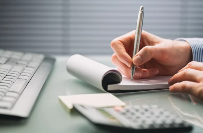 Φορολογικές δηλώσεις: Έρχονται “βαριές καμπάνες” για τους ξεχασιάρηδες