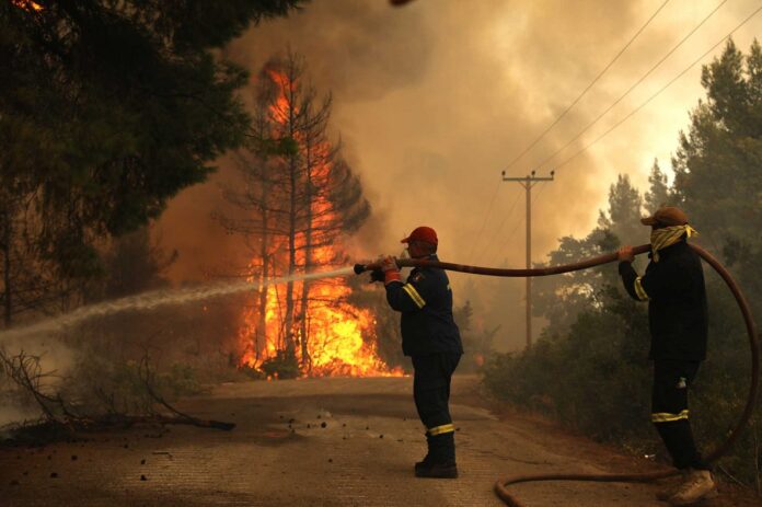 Ανεξέλεγκτη φωτιά στην Αχαΐα – Αναμένεται μήνυμα 112 και προληπτική επιχείρηση εκκένωσης οικισμών
