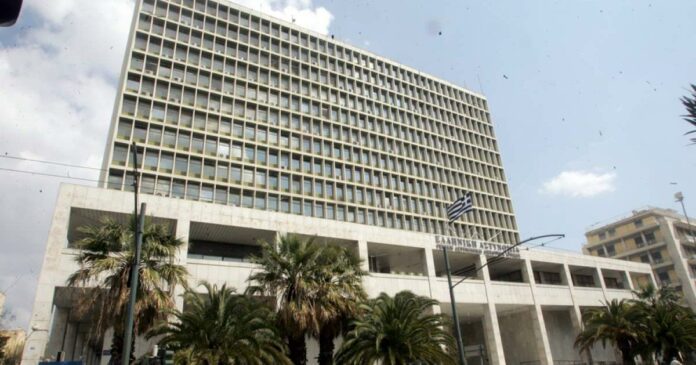 Συλλήψεις ανεμβολίαστων υγειονομικών: Η κυβέρνηση τους θεωρεί απειλή για το Πολίτευμα!