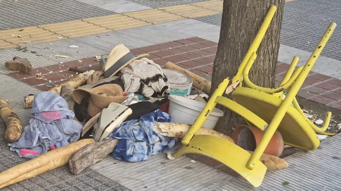 Θεσσαλονίκη: Βγήκε γυμνή στο μπαλκόνι και πετούσε στο πεζοδρόμιο καρέκλες και προσωπικά της αντικείμενα-(VIDEO-ΦΩΤΟ)
