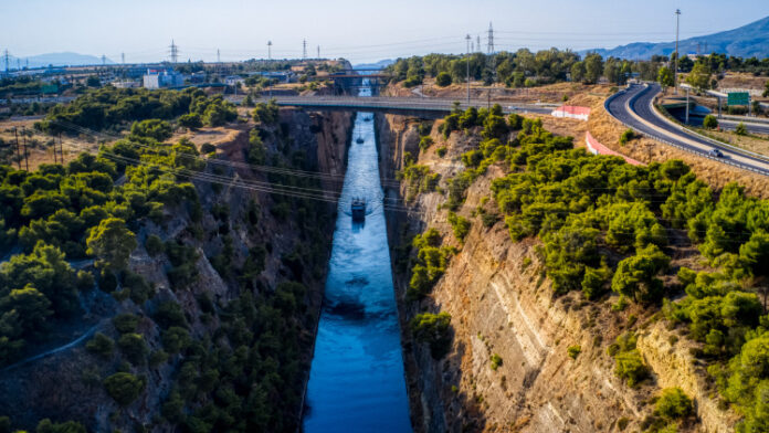 «Έγδυσαν» τουρίστες που θαύμαζαν την διώρυγα στον Ισθμό!
