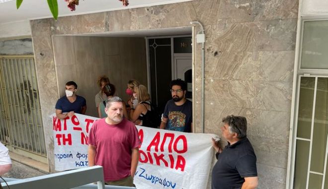 Πλειστηριασμοί: Αστυνομία και δικαστικός επιμελητής έξω από το σπίτι της Ιωάννας Κολοβού