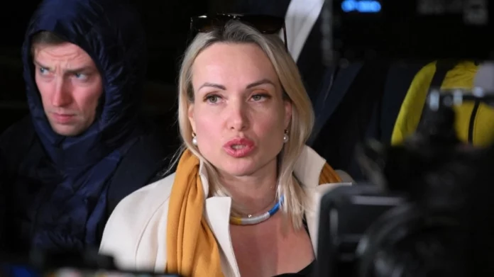 Συνελήφθη η δημοσιογράφος που έκανε αντιπολεμική διαμαρτυρία στη ρωσική τηλεόραση
