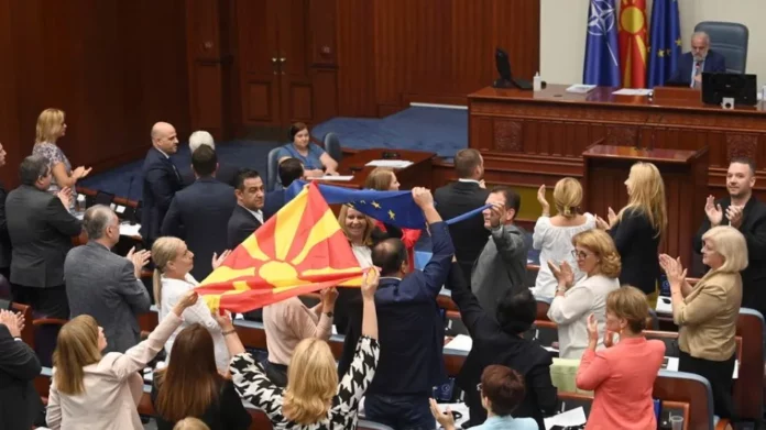 Βόρεια Μακεδονία: H Βουλή ενέκρινε την πρόταση της ΕΕ για συμβιβασμό με τη Βουλγαρία