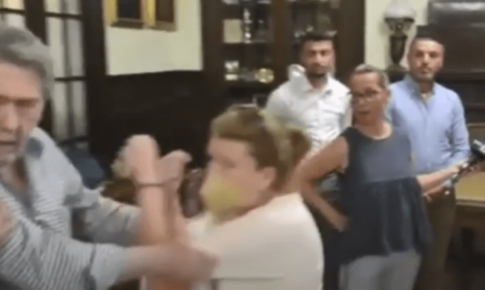 Σάλος στα Ιωάννινα με την βιαιοπραγία Αντιδημάρχου σε βάρος απολυμένης καθαρίστριας – Εξοργίζει το VIDEO