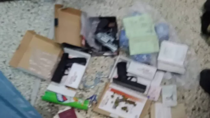 Θεσσαλονίκη: Άστεγος τραυμάτισε αστυνομικό και στην κατοχή του βρέθηκε «οπλοστάσιο» – (ΦΩΤΟ)