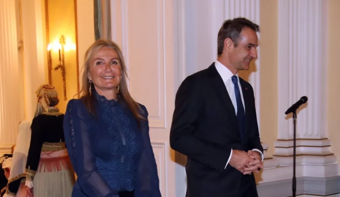 Η Μ.Μητσοτάκη ανέβασε άρθρο της Guardian για την Ύδρα αλλά δεν είδε (;) το άρθρο για την «σύγχρονη ελληνική χούντα»