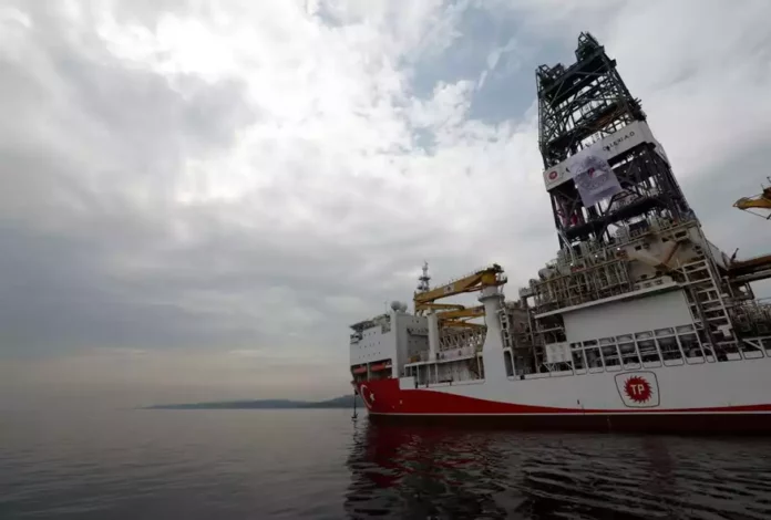 Πυρ και μανία οι Τούρκοι, κλιμακώνουν τις προκλήσεις: Οι απειλές Ακάρ για «αυτοάμυνα στο Αιγαίο» και το γεωτρύπανο – Η απάντηση της Αθήνας