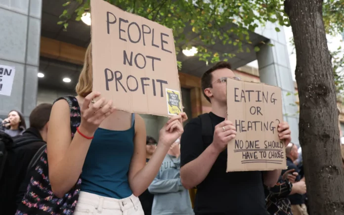 ΗΠΑ: Vegans πραγματοποιούσαν διαμαρτυρία και ένας νεαρός έτρωγε κεμπάπ μπροστά τους (VIDEO)
