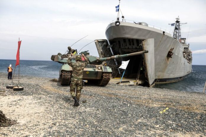 Αποδυναμώνουν Έβρο και νησιά για να στείλουν τεθωρακισμένα στην Ουκρανία