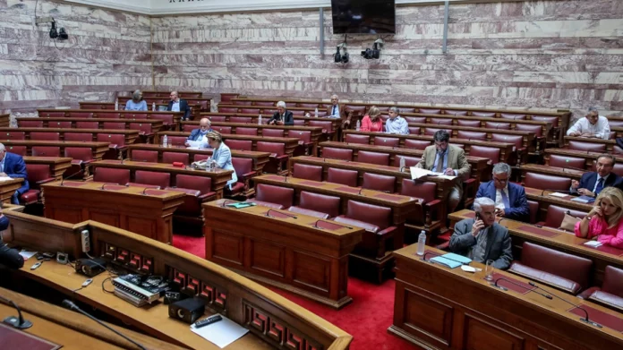 Παρακολουθήσεις: Επέκταση της έρευνας για προηγούμενες κυβερνήσεις θέλουν ΝΔ, ΚΚΕ, Βαρουφάκης, Βελόπουλος