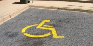 Θεσσαλονίκη: Ισπανός πάρκαρε παράνομα σε θέση ΑΜΕΑ και επιτέθηκε σε σύμβουλο του Δήμου με αναπηρία