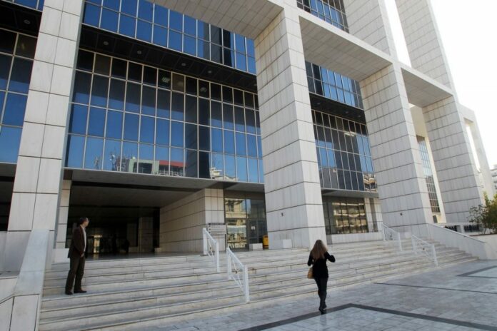 Όχημα εισέβαλε στο πάρκιγνκ του Εφετείου – Συνελήφθη ο οδηγός