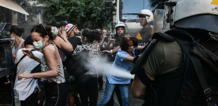 Ρεπορτάζ του Guardian για τη «μάχη των Εξαρχείων» για το Μετρό