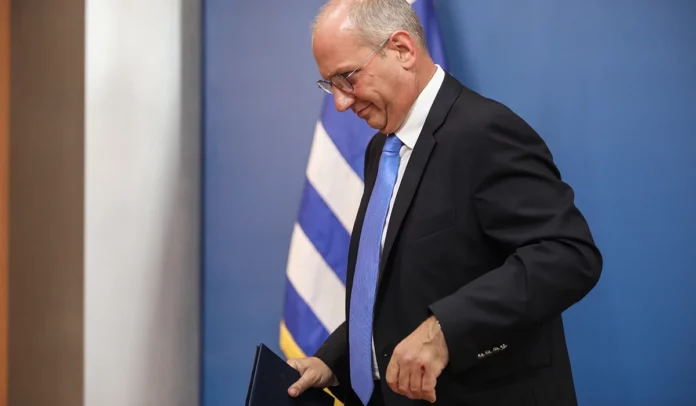 Έκθετος ακόμη μια φορά ο Οικονόμου για τις παρακολουθήσεις-(VIDEO)