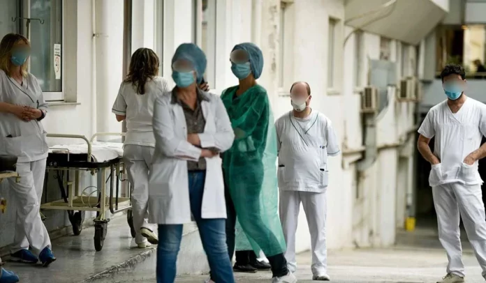 Εξαθλιωμένοι οι ανεμβολίαστοι υγειονομικοί που είναι έναν χρόνο σε αναστολή εργασίας