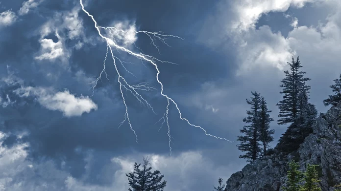 Δράμα: Ένας νεκρός και ένας τραυματίας στο όρος Φαλακρό – Τους χτύπησε κεραυνός σε ορειβατικό αγώνα