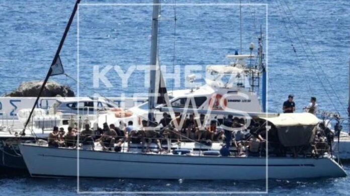 Κύθηρα: Συνελήφθησαν τρεις Τούρκοι ως οι διακινητές των 94 μεταναστών
