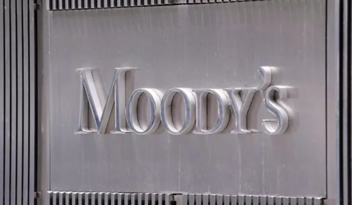 Γιατί η Moody’s τους άφησε στο Μαξίμου με τη… σαμπάνια στο χέρι
