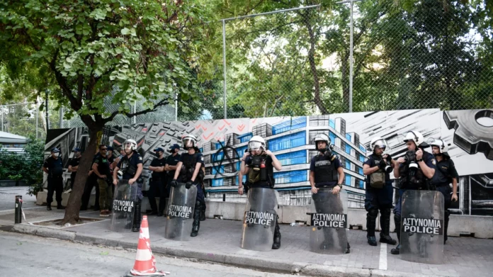 Ένταση στα Εξάρχεια: «Ξηλώθηκε» το άγαλμα έξω από τον σταθμό του μετρό – Τρεις συλλήψεις