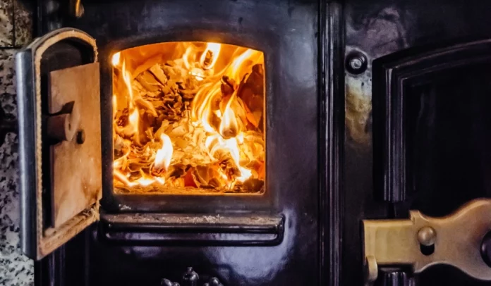 Back to the… Future: Οι Έλληνες αγοράζουν ξυλόσομπες για να ζεσταθούν και να… μαγειρεύουν!