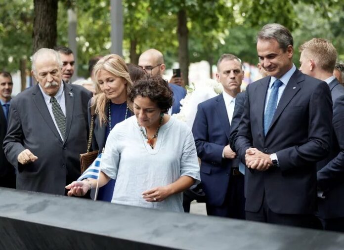 Αδιανόητο: Ο Κ.Μητσοτάκης χαμογελάει στο Ground Zero της Νέας Υόρκης μπροστά στα ονόματα των Ελλήνων νεκρών