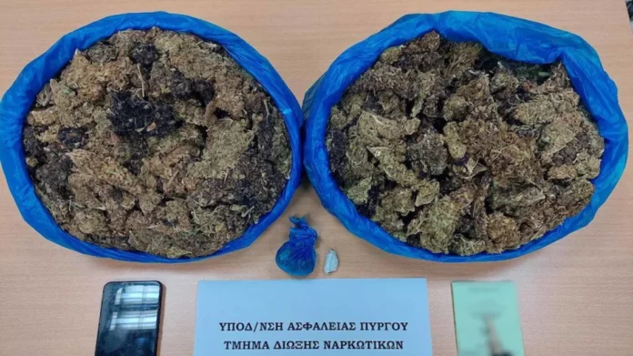 Ηλεία: Ζευγάρι ξέθαψε δυο κιλά κάνναβης σε παραλία