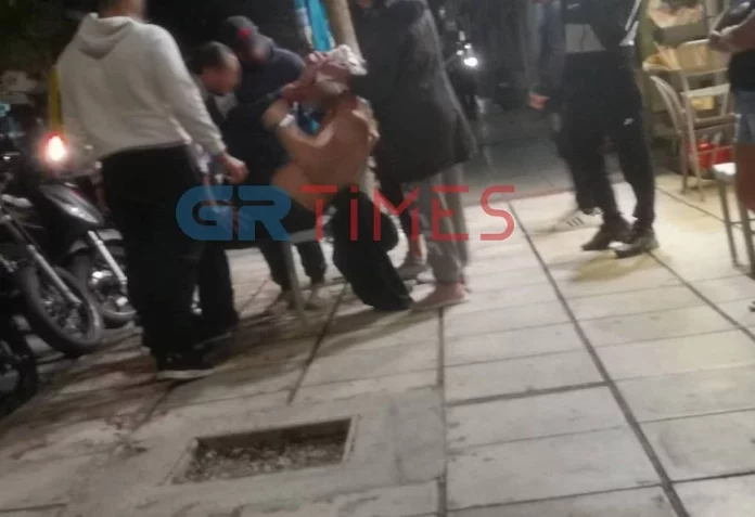Αιματηρό επεισόδιο με έναν τραυματία στη Θεσσαλονίκη – Το θύμα δέχτηκε χτυπήματα στο κεφάλι με ρόπαλα-(VIDEO-ΦΩΤΟ)