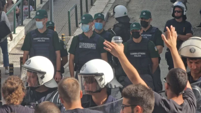 Φοιτητές «κυνήγησαν» την πανεπιστημιακή αστυνομία στο ΑΠΘ – (VIDEO)