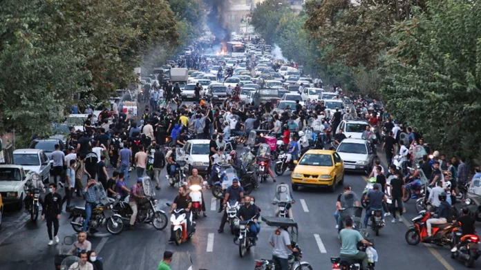 Μαχσά Αμινί: «Φλέγεται» το Ιράν – Πώς ξεκίνησε και πώς φούντωσε η «επανάσταση των γυναικών» – (VIDEO)