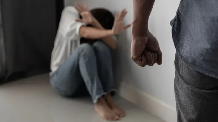 Θεσσαλονίκη: Έδωσε σφαλιάρα στην εν διαστάσει σύντροφό του και την πέταξε ξυπόλητη έξω από το σπίτι